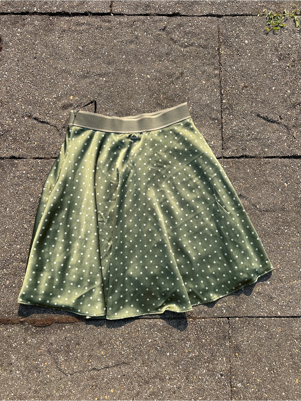 GUESS Olive/Sage Green Silky Polka Dot Ruffle Mini Skirt - Size Small - Picture 3 of 6